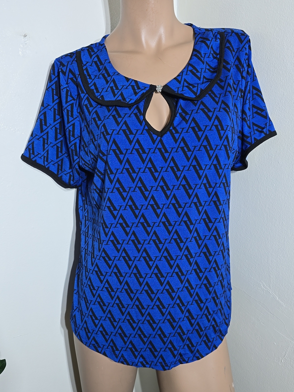 Adrienne Vittadini Blue and Black Logo-Print Short Sleeve Top
